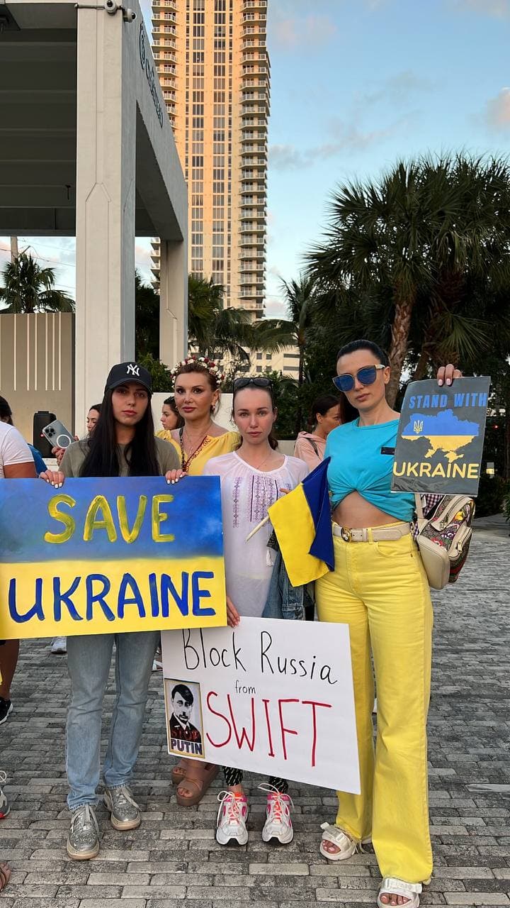 На митинге в Майами призывают отключить Россию от SWIFT и спасти Украину (фото)